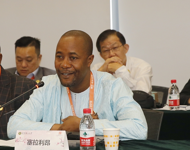 老哥俱乐部-老哥必备的交流社区